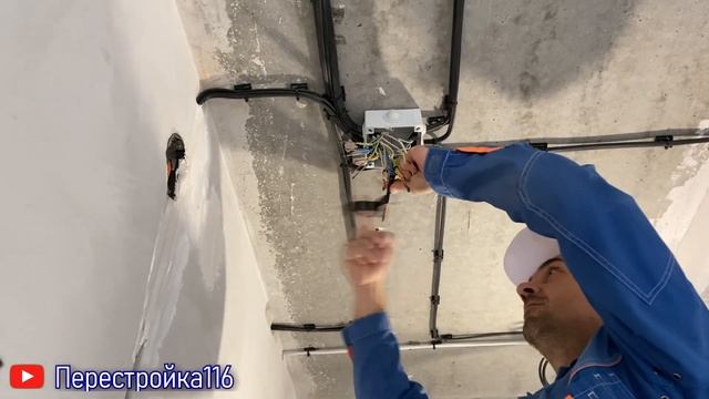 Сварка проводов в распаечной  коробке. Монтаж распаечное коробки.