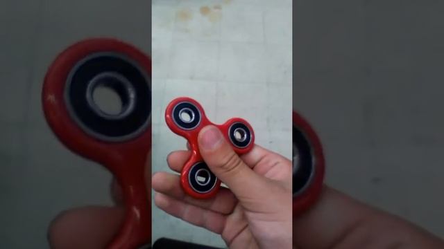 How to spin a fidget spinner fast with one hand