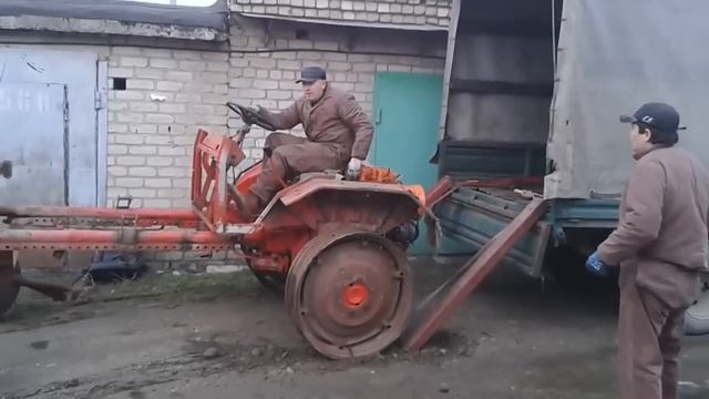 Разобранный трактор сам заезжает в грузовик смотреть онлайн