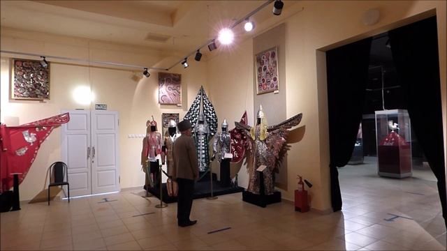 Юрий Сташ и его костюмы в музее Востока смотреть онлайн