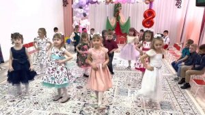 Танец «Весь мир танцует Чику-Рику»