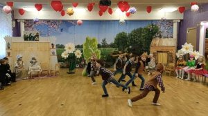 Танец охотников из сказки про Красную шапочку и Серого волка