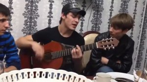 Парень красиво поёт и играет на гитаре
