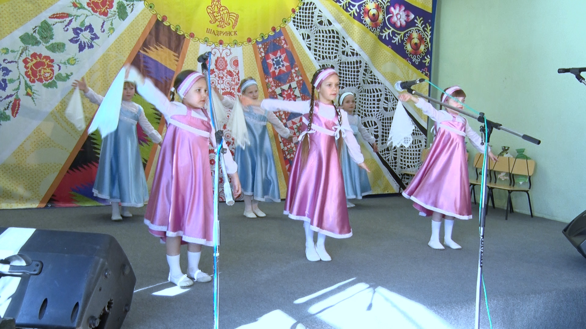 В Шадринске прошел XV городской детский фольклорный фестиваль «Шадринские гусельки» (2023-04-03)