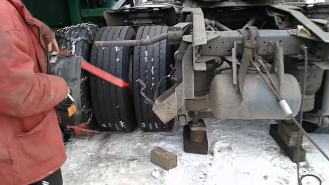 Водителям-профессионалам на заметку. Заводим двигатель с толкача не сдвигаясь с места. смотреть онлайн