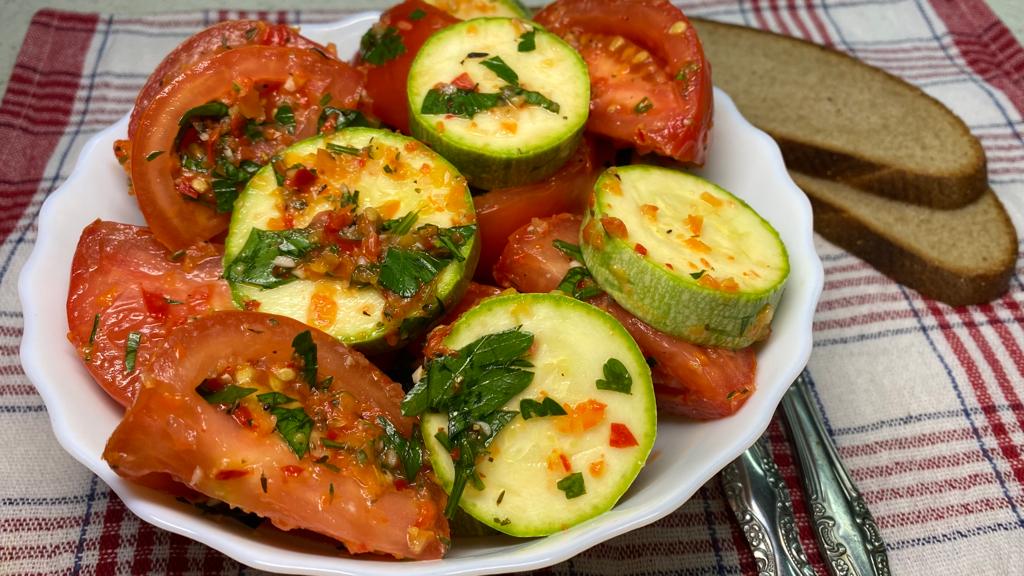 Пикантная закуска из хрустящих кабачков и помидоров. смотреть онлайн