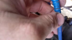 На высоковольтный провод свечи автомобиля подключен дополнительный провод. Зачем?