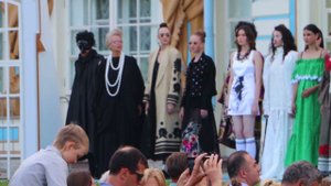 Финальное дефиле показа мод 2024 в Царском Селе