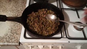 Жареные черешки листьев лопуха неожиданно вкусны.