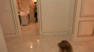 Челлендж НЕ РАЗБУДИ папу Пукаем шариком Дуем мыльные пузыри в постели и вода в к