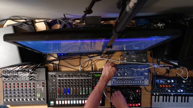 Live Techno jam #23 - 1202 Resirkulerte Tanker (TR-8S + Quadrantid Swarm + TD-3 + MicroFreak) смотреть онлайн