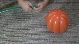 Тыква из шаров на Хэллоуин / Pumpkin of balloons for Halloween.