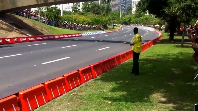 Felipe Massa com Ferrari F10 no Aterro do Flamengo