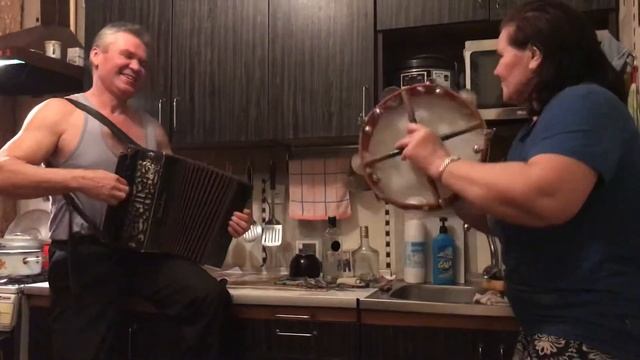 Смотреть всем. Гармонь гармошка бубен бубон песня очень красиво смотреть онлайн