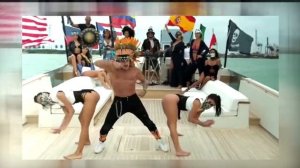 Gianluca Vacchi танцующий миллионер танцует в перьях индейца с девушками на яхте