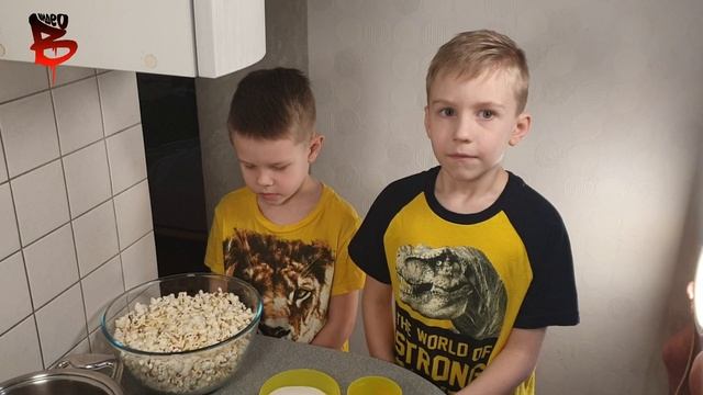 Делаем цветной попкорн. Making colored popcorn смотреть онлайн