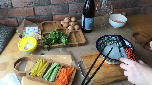 Спринг-роллы с креветками и ореховым соусом