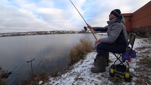 Ловля огромных Карпов и Карасей в ноябре на дикаре | Рыбалка на фидер поздней осенью смотреть онлайн
