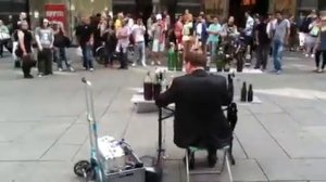 Мужик играет на бутылках (Осло)