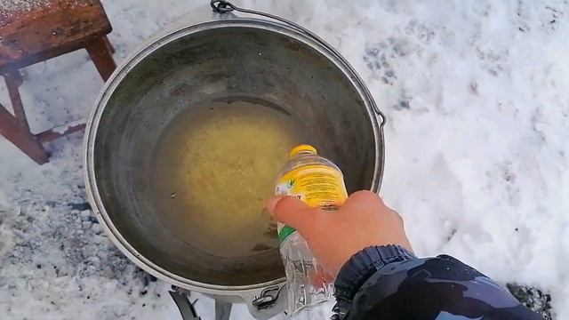 Индейка в казане на костре. Простой рецепт жареных в казане голеней индейки! ПАПА В ДЕЛЕ смотреть онлайн