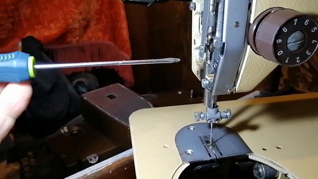 Как правильно регулировать пластинчатую пружину возврата рамки игловодителя. Видео № 12
