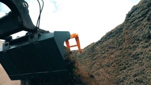 Испытания оборудования для ферм на мини-погрузчике