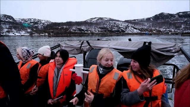 Поход к мысу Крестовый для возложения цветов на воде героям. Лиинахамари. 9 мая 2023