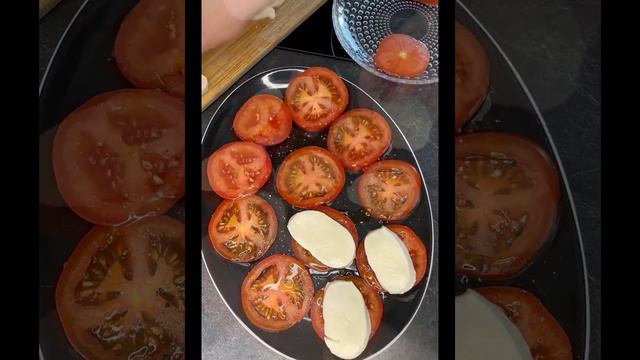 Капрезе. Холодная закуска. Итальянская кухня.