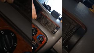 Опель Омега Б.  Снятие приборной панели