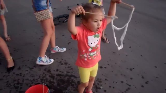 Как сделать большие мыльные пузыри! 2 рецепта