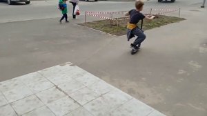 катаемся и делай новые трюки на самокате с друзьями