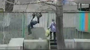 Пьяный мужик лезет через забор