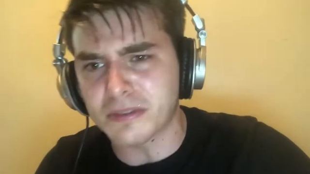 Чувак стучит по клавиатуре (мем) смотреть онлайн