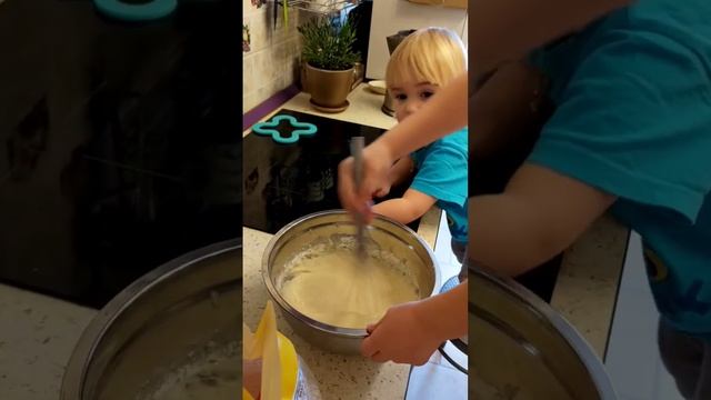 Добро утро? #оладьинакефире #оладушки #детиготовят #помощники #дети #доченька #сын #рецепты смотреть онлайн