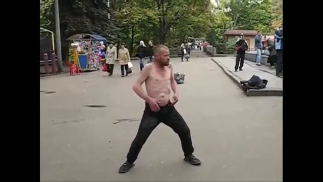 бомж танцует под дафт панк смотреть онлайн