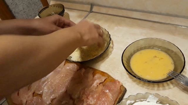 Куриная отбивная в кляре. Куриное филе приготовлено на сковороде, за 5 минут. смотреть онлайн