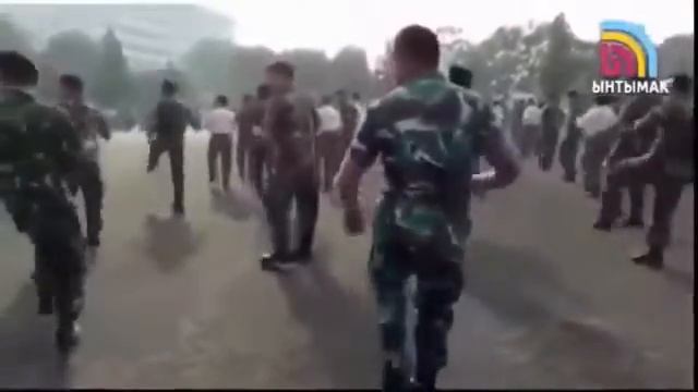 Японские солдаты танцуют