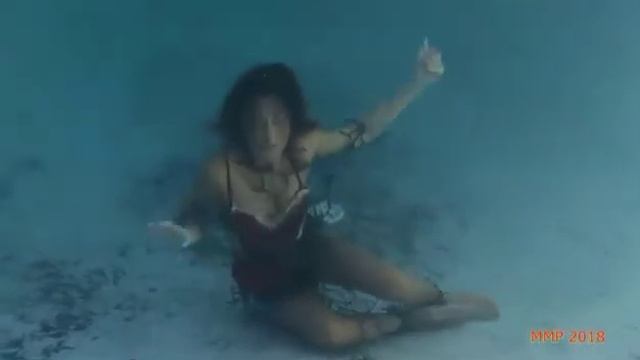 Женщина запуталась и захлебнулась.