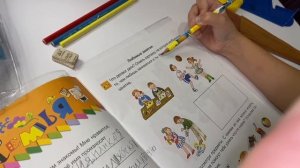 Делаю УРОКИ с АЛИСОЙ ! Домашнее задание в первом классе ! Показываем лошадей Алисы ! Мили Ванили