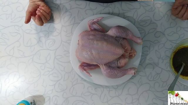 Сочная курица, запеченная в духовке целиком. Рецепт с хрустящей и ароматной корочкой!