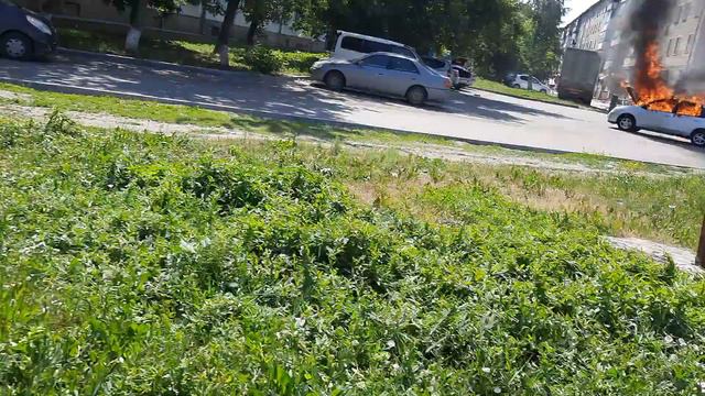 19.06.23 Новосибирск горит авто, Тц Берёзовая Роща. Метро Берёзовая Роща.