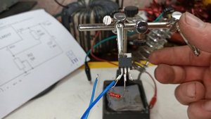 Очень Простой регулятор напряжения.  Всего три детали!