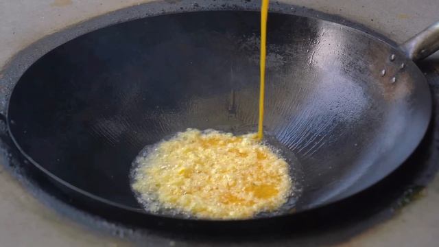 2斤鴕鳥蛋，二弟做“全蛋宴”，金黃誘人，拌飯吃真過癮｜Mukbang【鐵鍋視頻】
