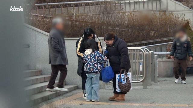 낯선 아이가 주먹을 내민다면?