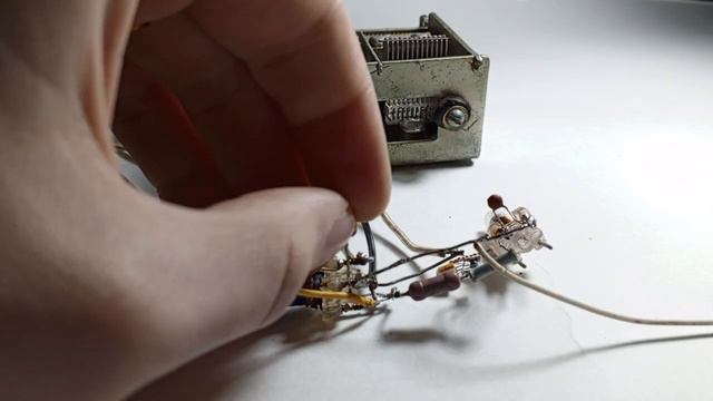 РАДИОХУЛИГАНСКАЯ ШАРМАНКА НА ОДНОМ ТРАНЗИСТОРЕ
