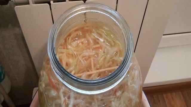Квашеная капуста с кусочком ржаного хлеба