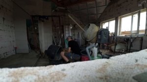 Выравниваю наливным полом поверхность под укладку ЭППС.