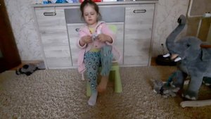 Учимся надевать носочки вместе