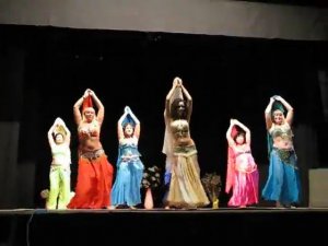 Концерт 2011 год. Восточный танец с большими платками.