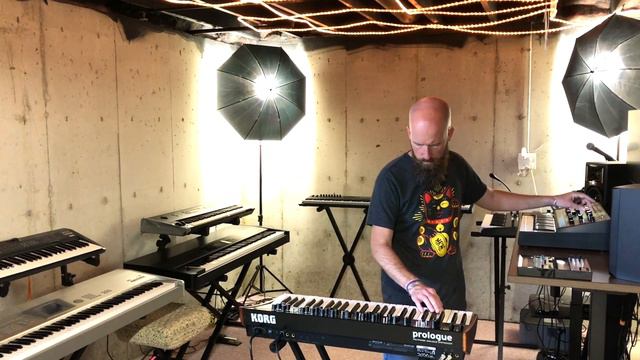 Moog Grandmother and KORG prologue смотреть онлайн